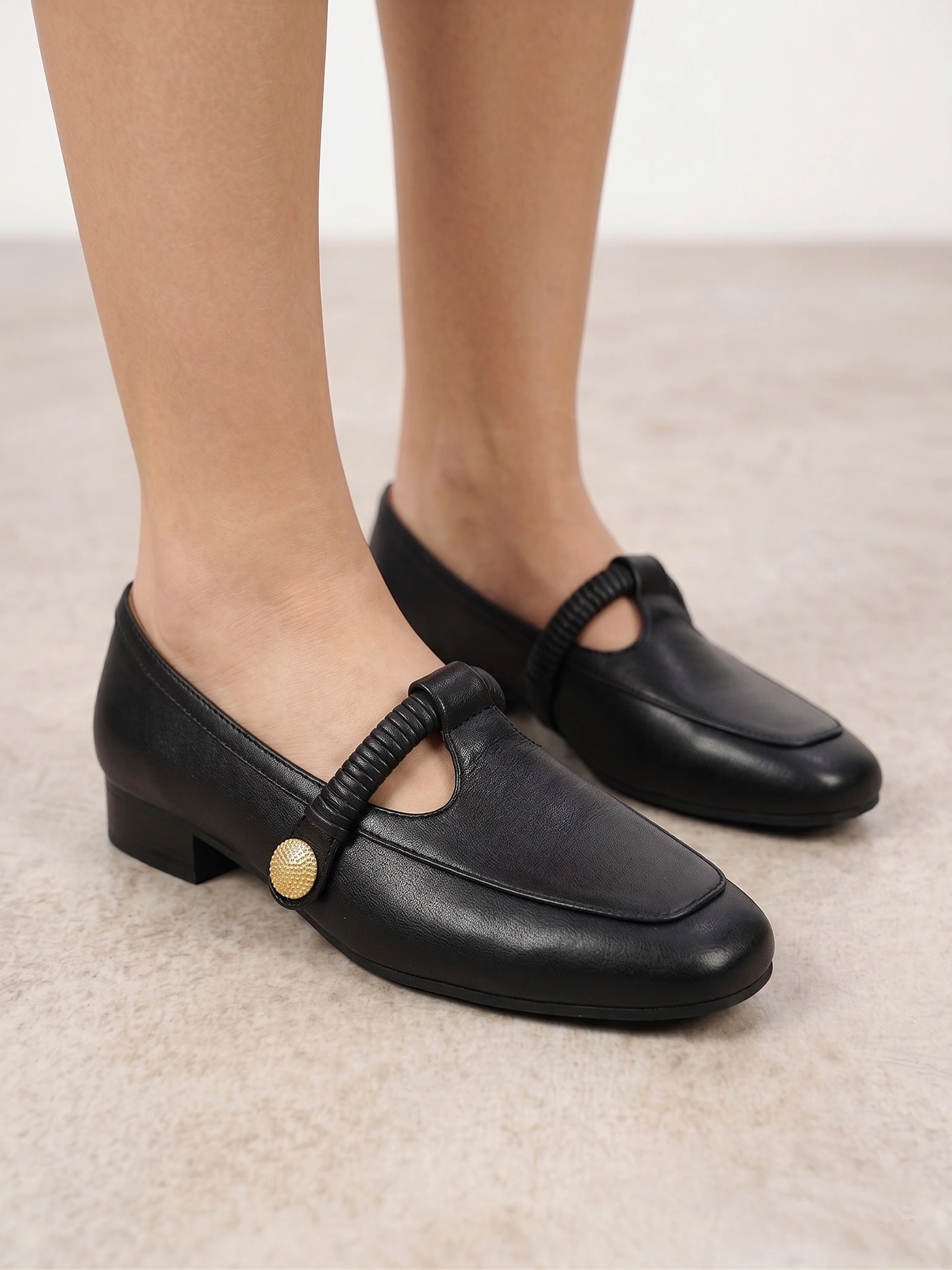 Туфли черного цвета на низком каблуке